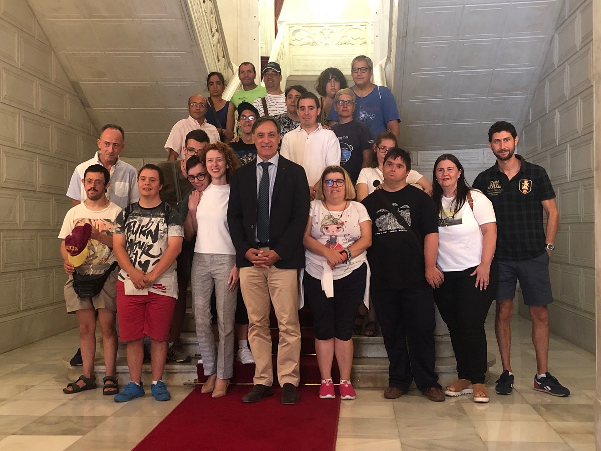 Carlos Garcia Carbayo y Ana Suarez con los jovenes participantes en las semicolonias
