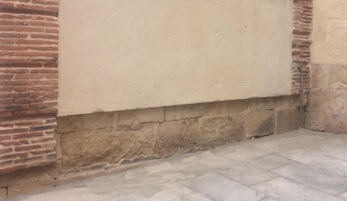 Limpieza de pintadas en la calle de los Martires