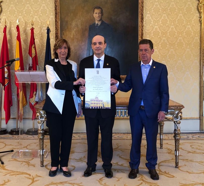 El doctor Roberto Romero recibe el titulo de Huesped Distinguido