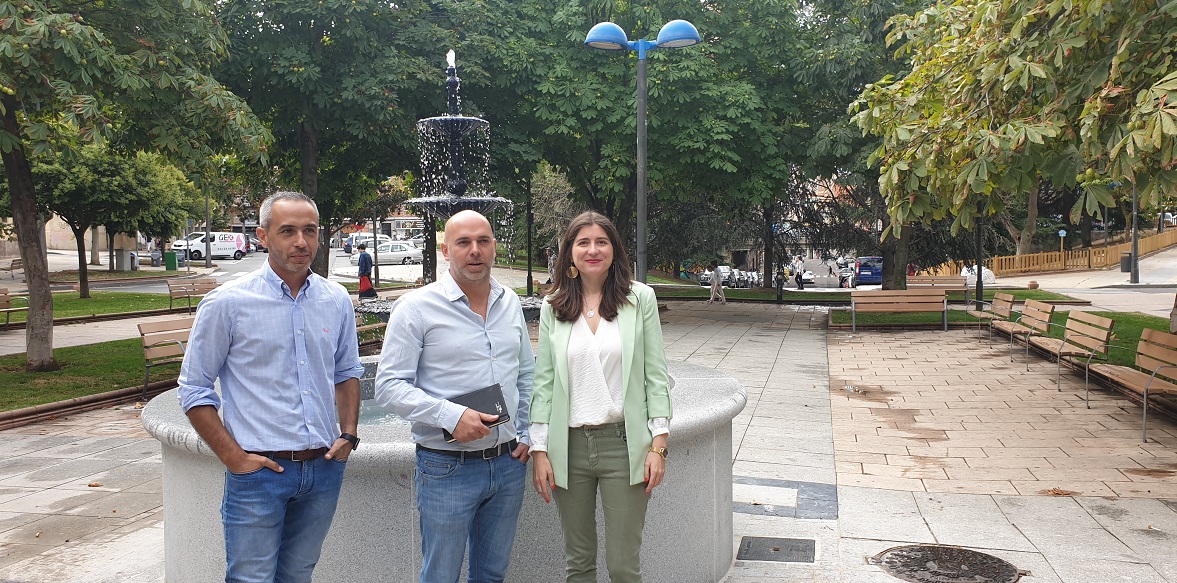 La concejala de Medio Ambiente  Miryam Rodriguez  durante la visita a la Plaza del barrio Vidal