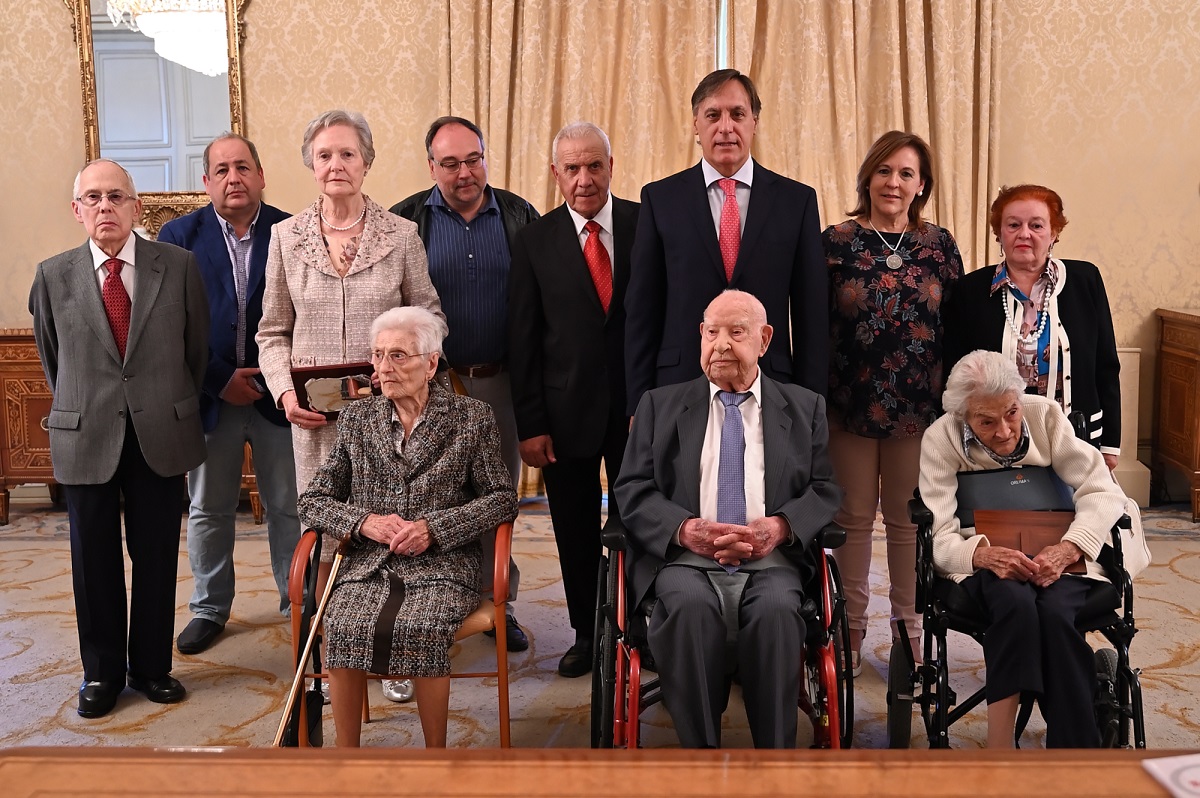 El alcalde junto a los centenarios homenajeados y sus familias