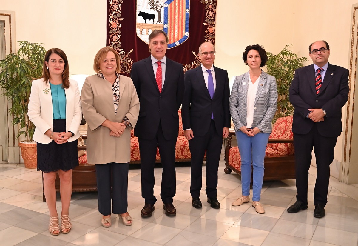 El alcalde de la ciudad durante la firma del convenio