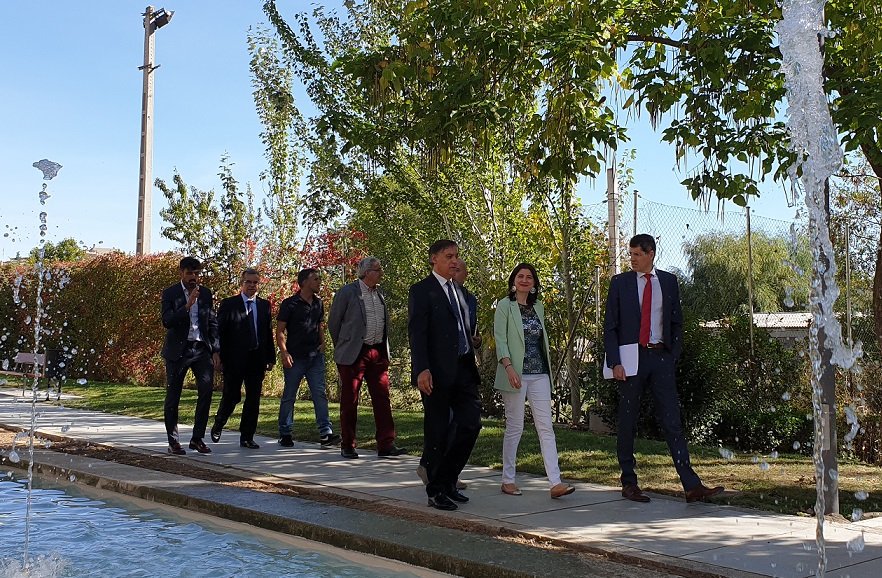 El alcalde  Carlos Garcia Carbayo  durante la visita al renovado Parque Fluvial
