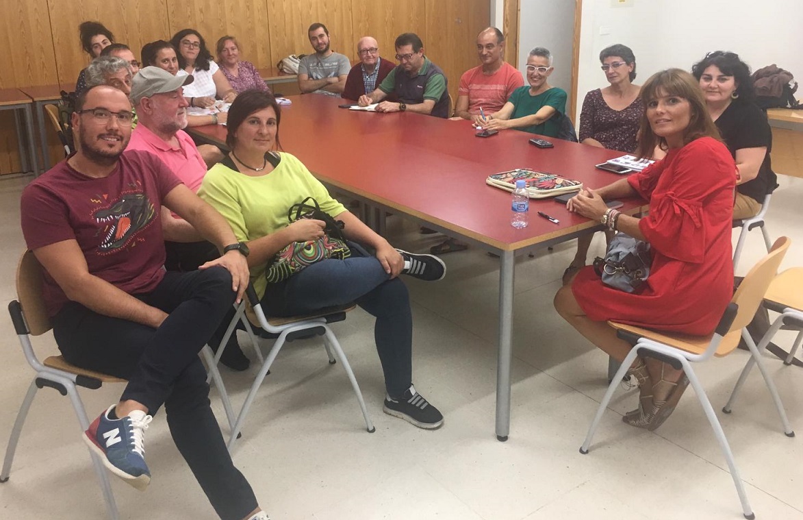 Almudena Parres reunida con algunos de los usuarios de los espacios de participacion