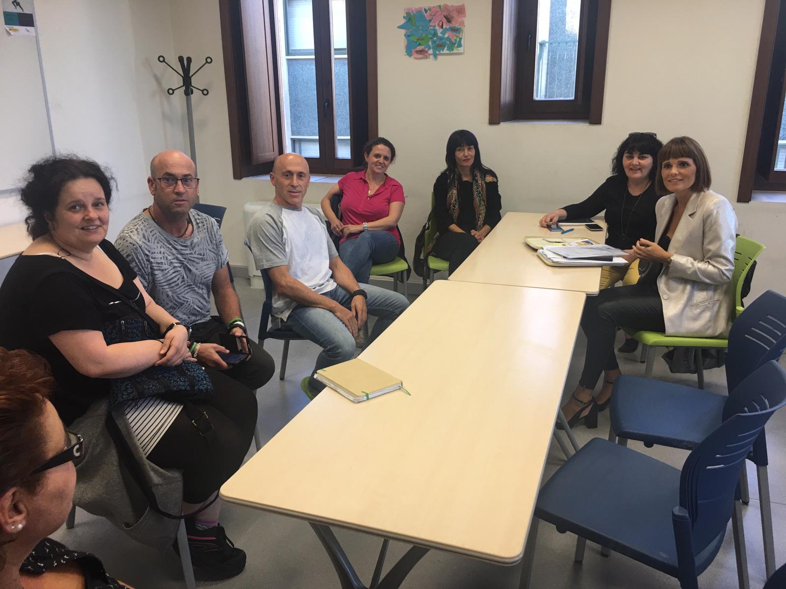 Almudena Parres reunida con algunos de los usuarios de los espacios municipales de participacion