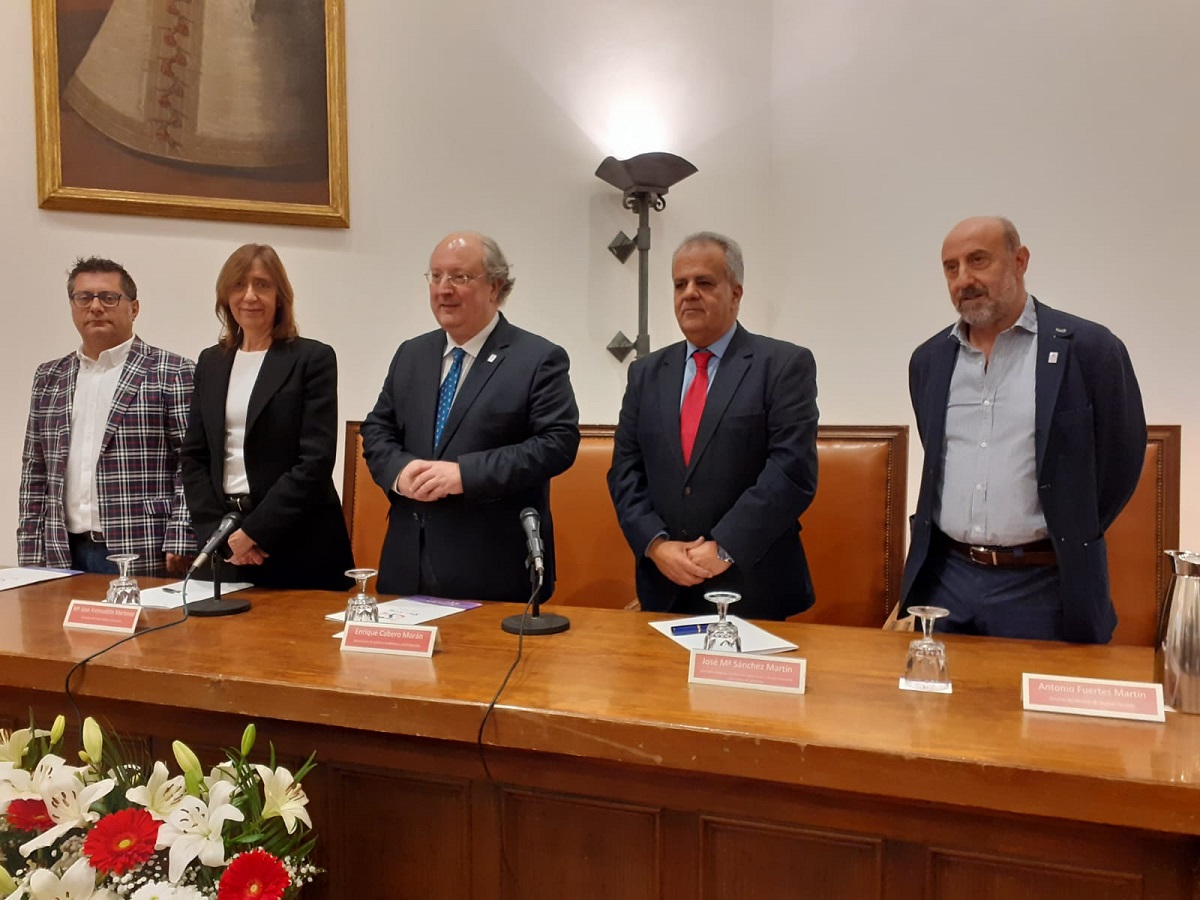 La concejala de Salud Publica  Maria Jose Fresnadillo  en la inauguracion del curso
