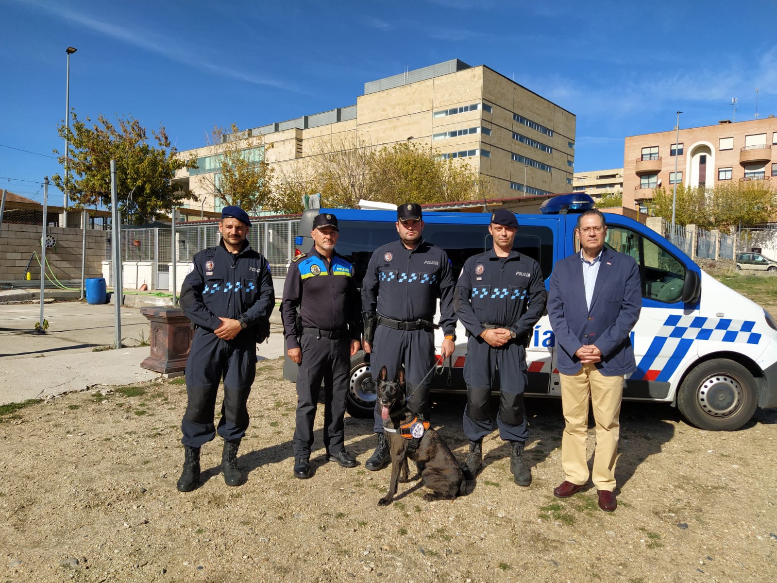 El delegado de Proteccion ciudadana junto a guias de la Unidad Canina de la Policia Local