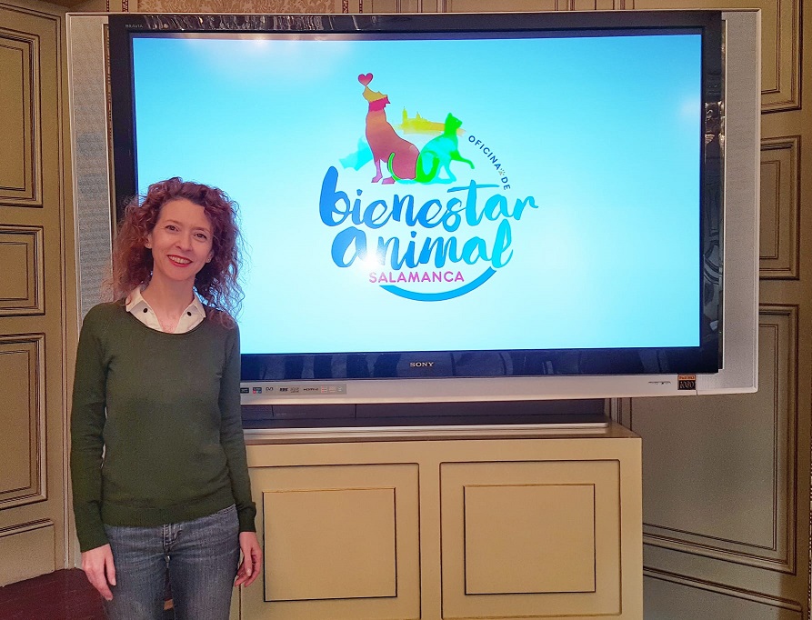 Ana Suarez junto al nuevo logotipo de la Oficina de Bienestar Animal