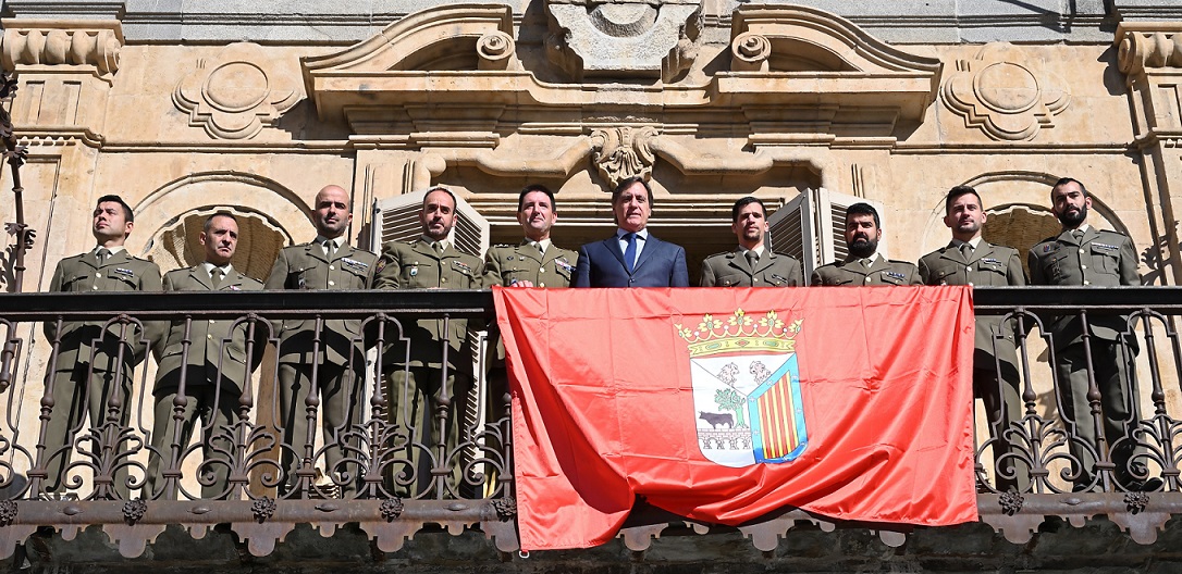 El alcalde con miembros del Regimiento de Ingenieros en el balcon del Ayuntamiento