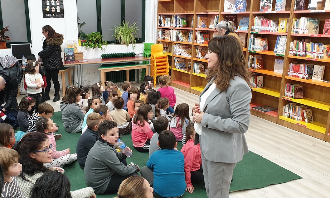 Maria Victoria Bermejo en la biblioteca de La Vega