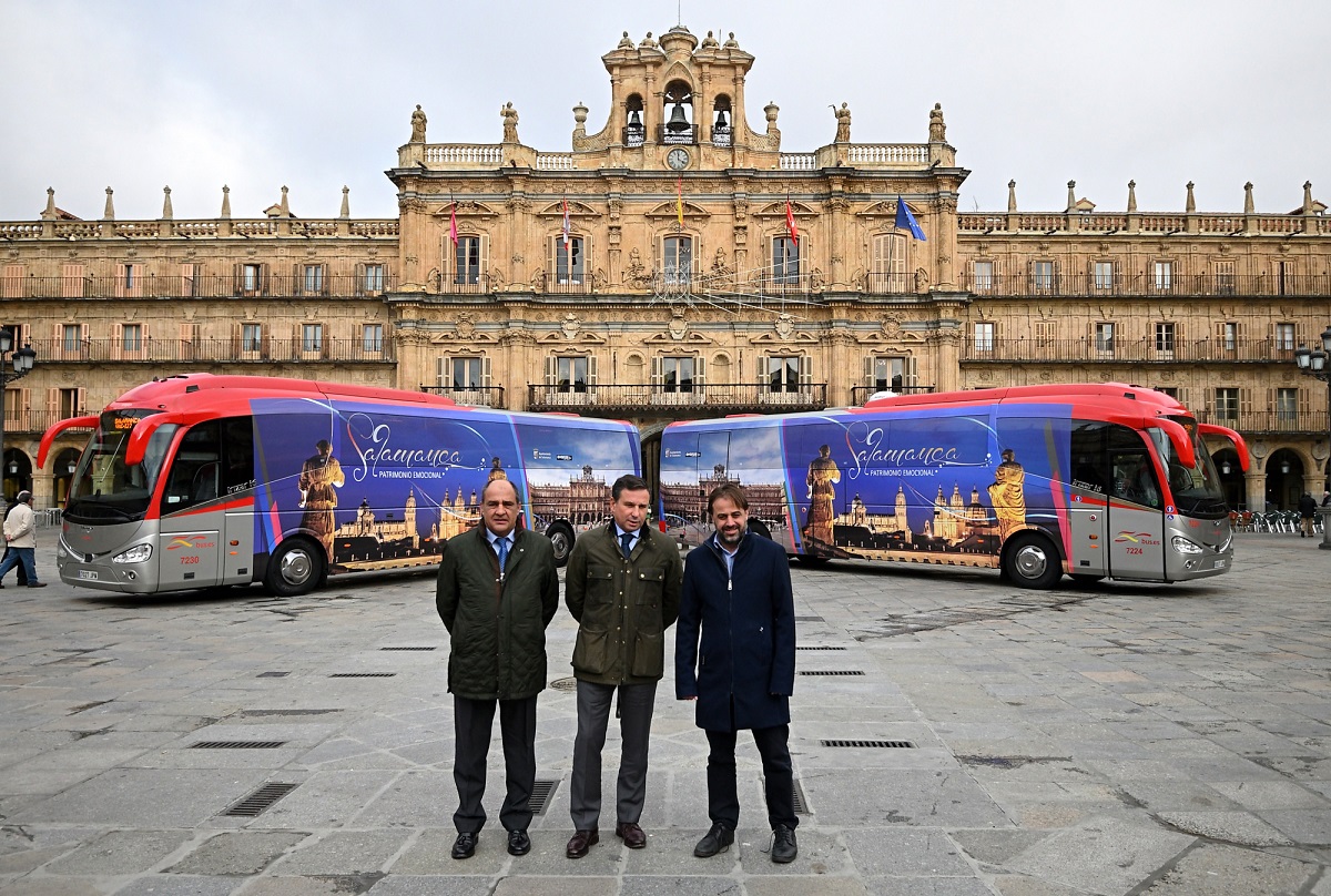 Los nuevos autobuses vinilados en la Plaza Mayor