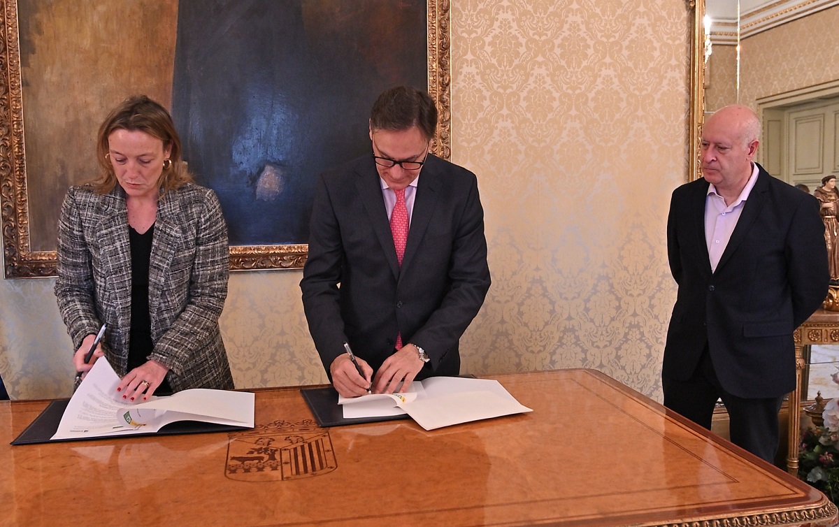 Imagen de la firma del convenio en el Ayuntamiento