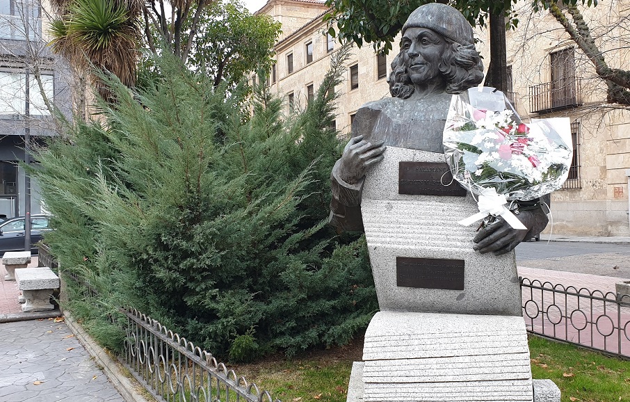 Flores en la escultura de Carmen Martin Gaite