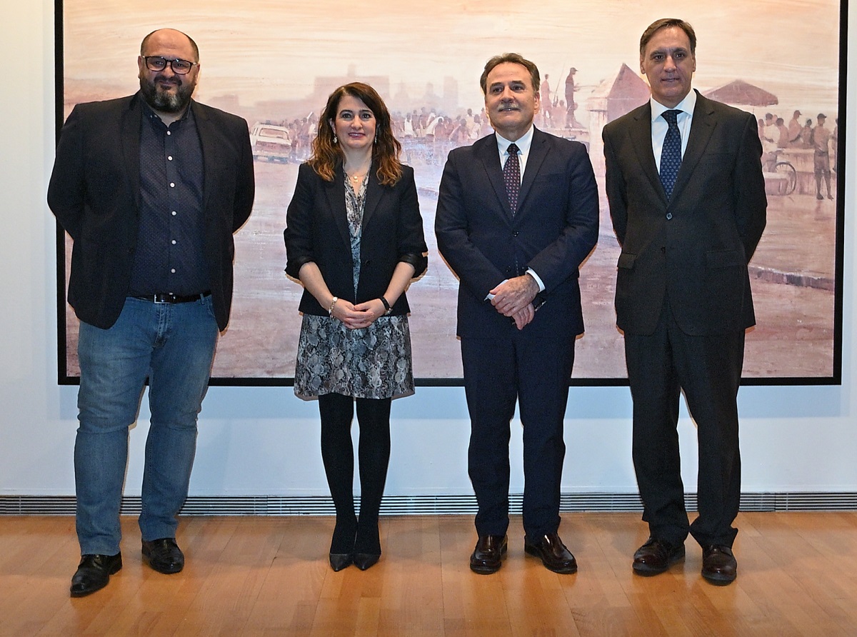 Visita del alcalde junto al embajador cubano a la exposicion