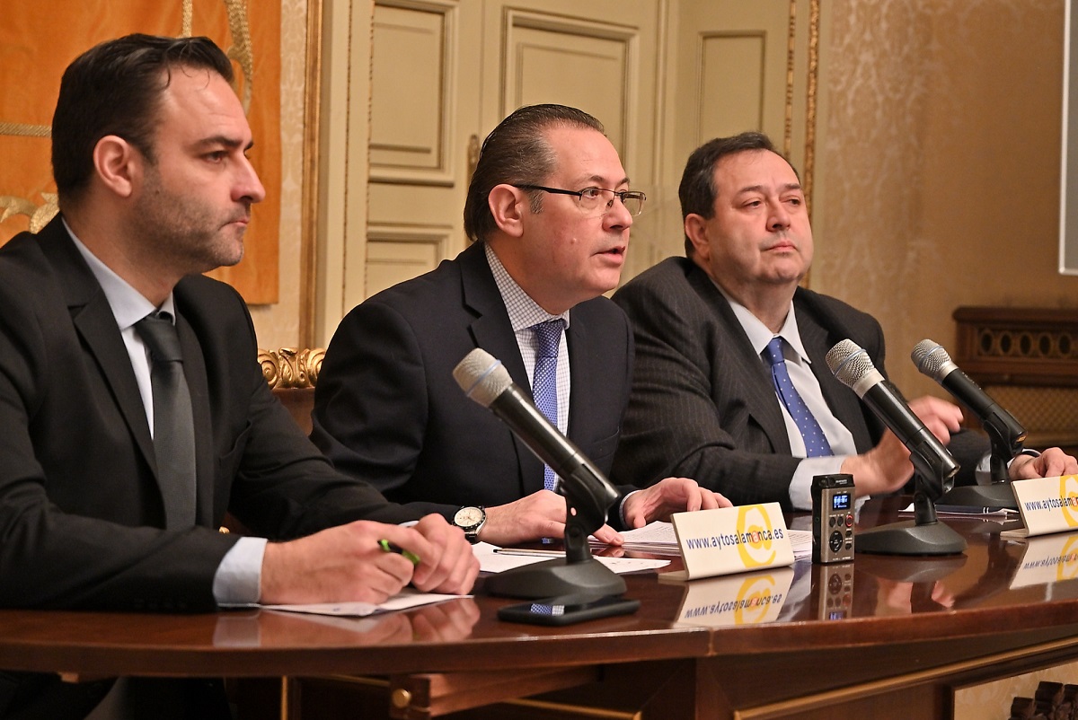 Fernando Carabias junto a los presidentes de la Asociacion de Hosteleros y de la Camara de Comercio