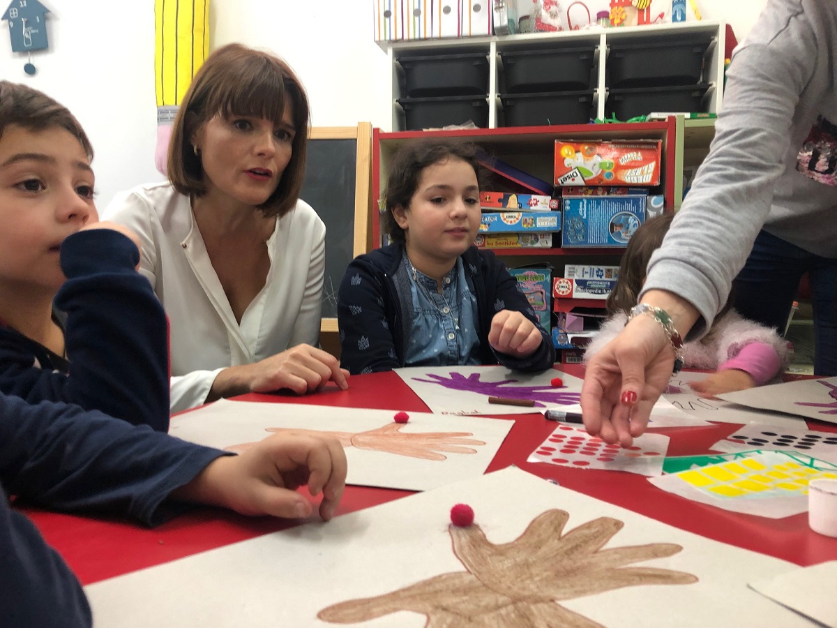 Almudena Parres durante la visita a la ludoteca de Navidad