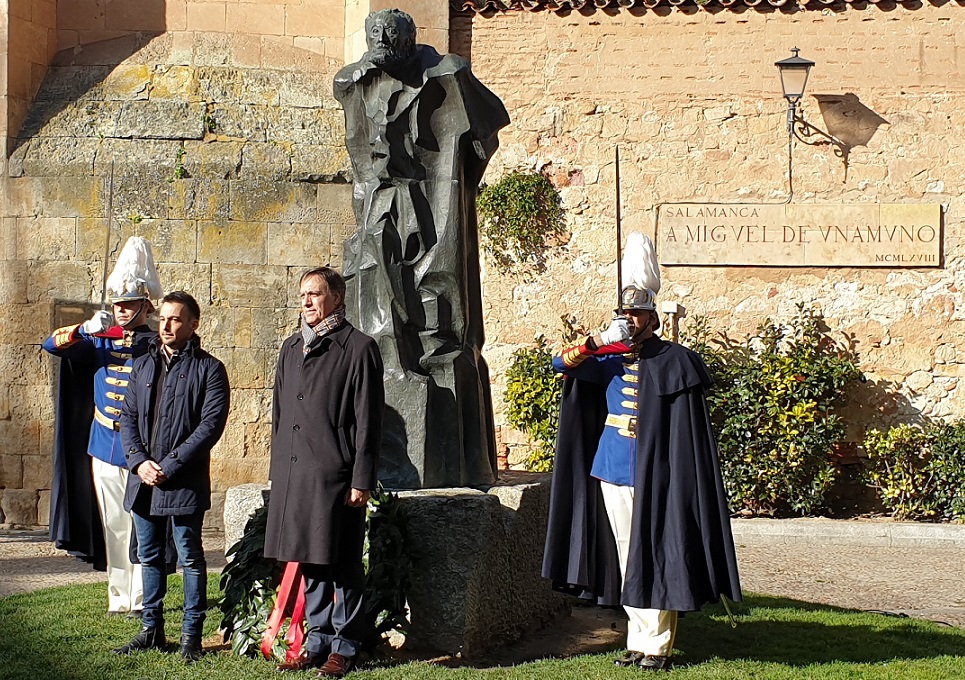 Alejandro Amenabar y Carlos Garcia Carbayo durante la ofrenda floral