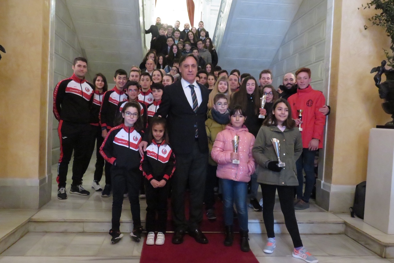 El alcalde con los campeones de Judo  Kung-Fu y Karate