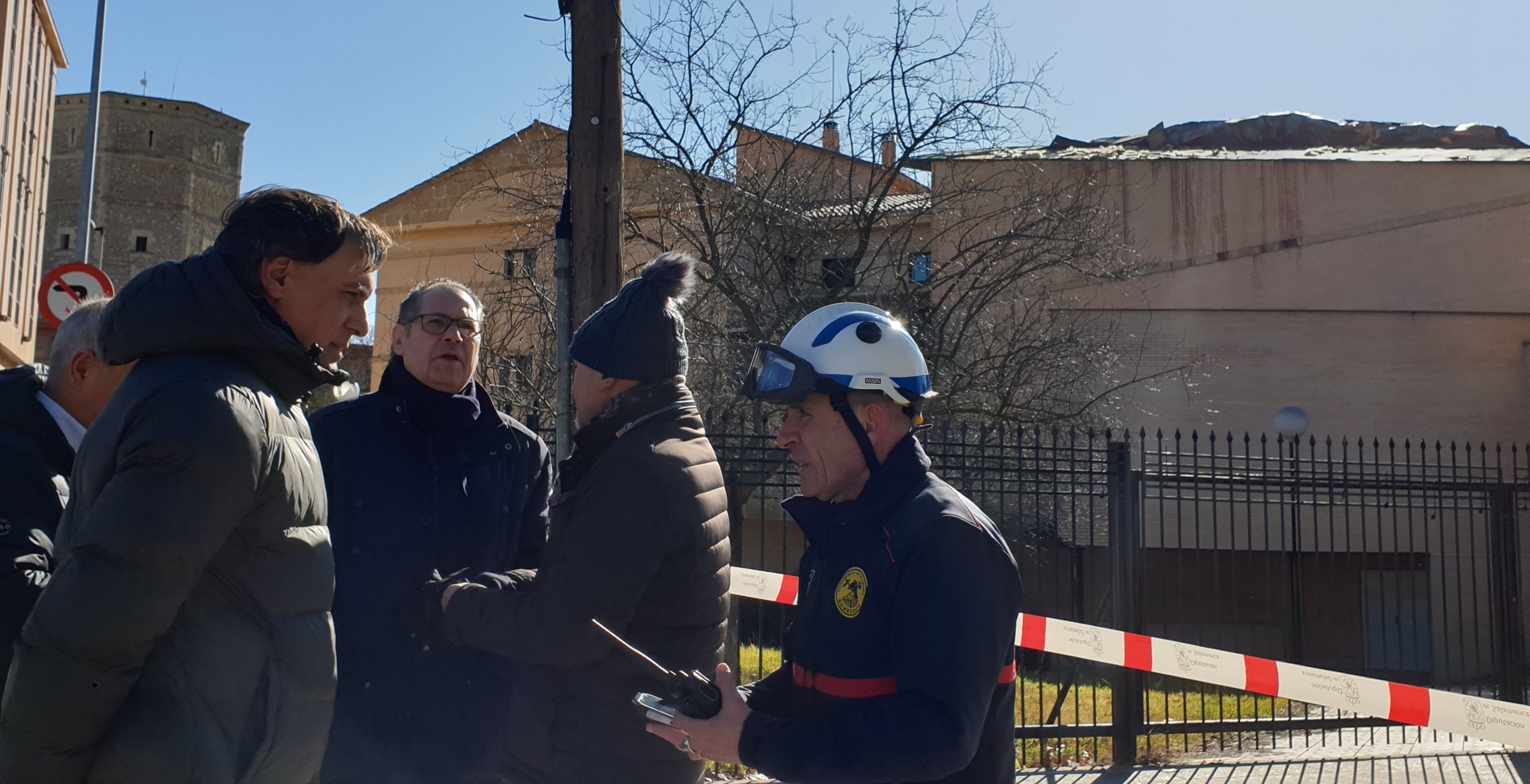 El alcalde y el concejal de Proteccion Ciudadana  con Bomberos y Policia Local
