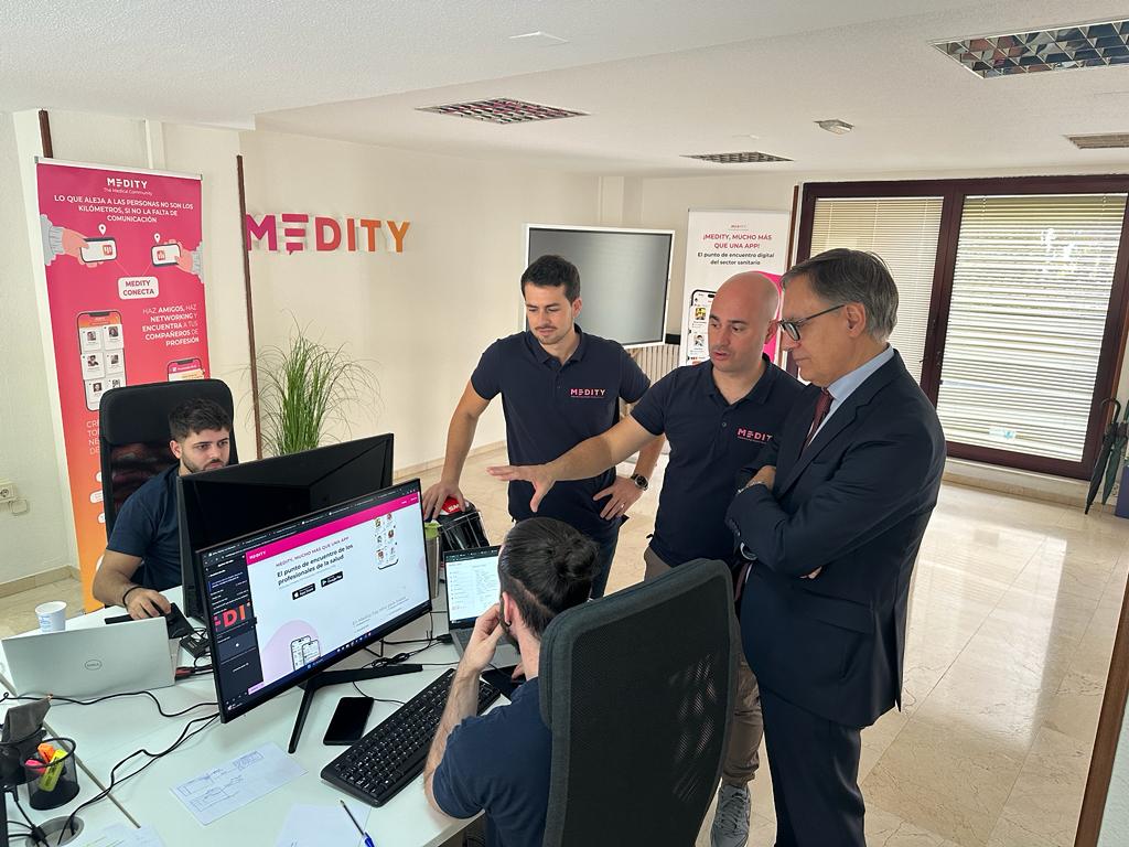El alcalde durante su visita a las oficinas de la empresa salmantina Medity
