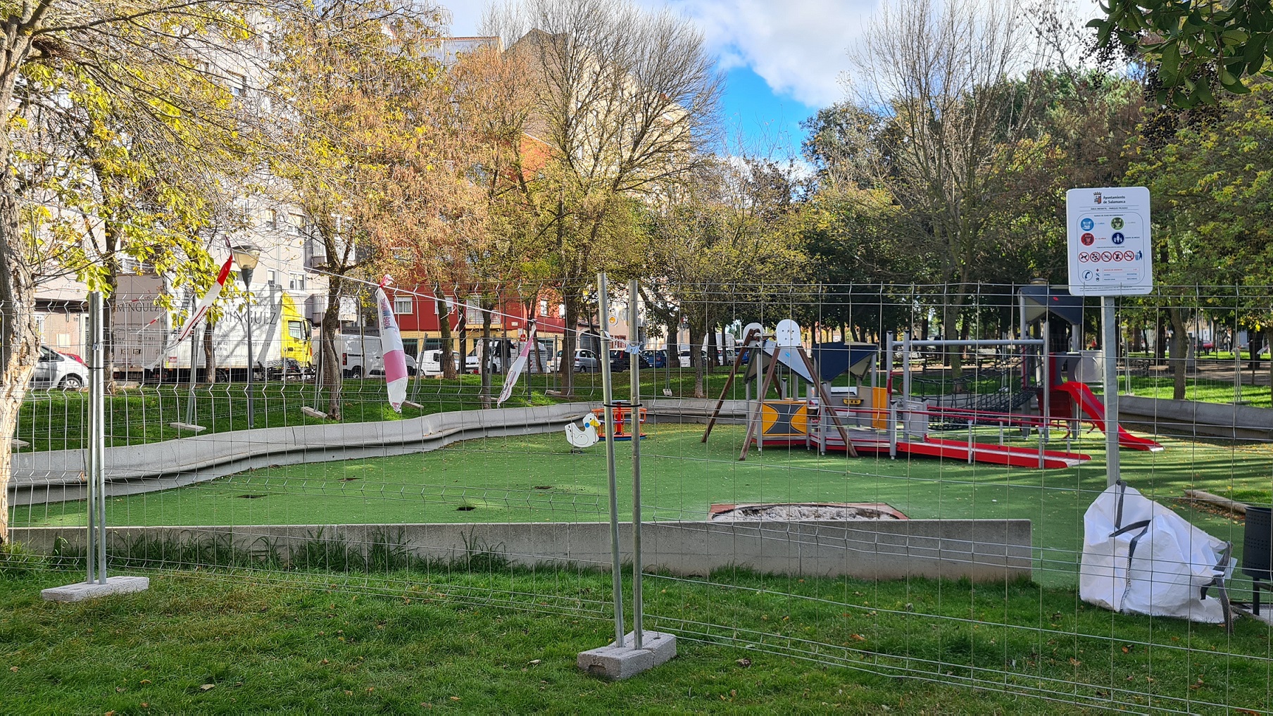El Ayuntamiento de Salamanca amplia la zona de juegos infantiles del Parque Picasso