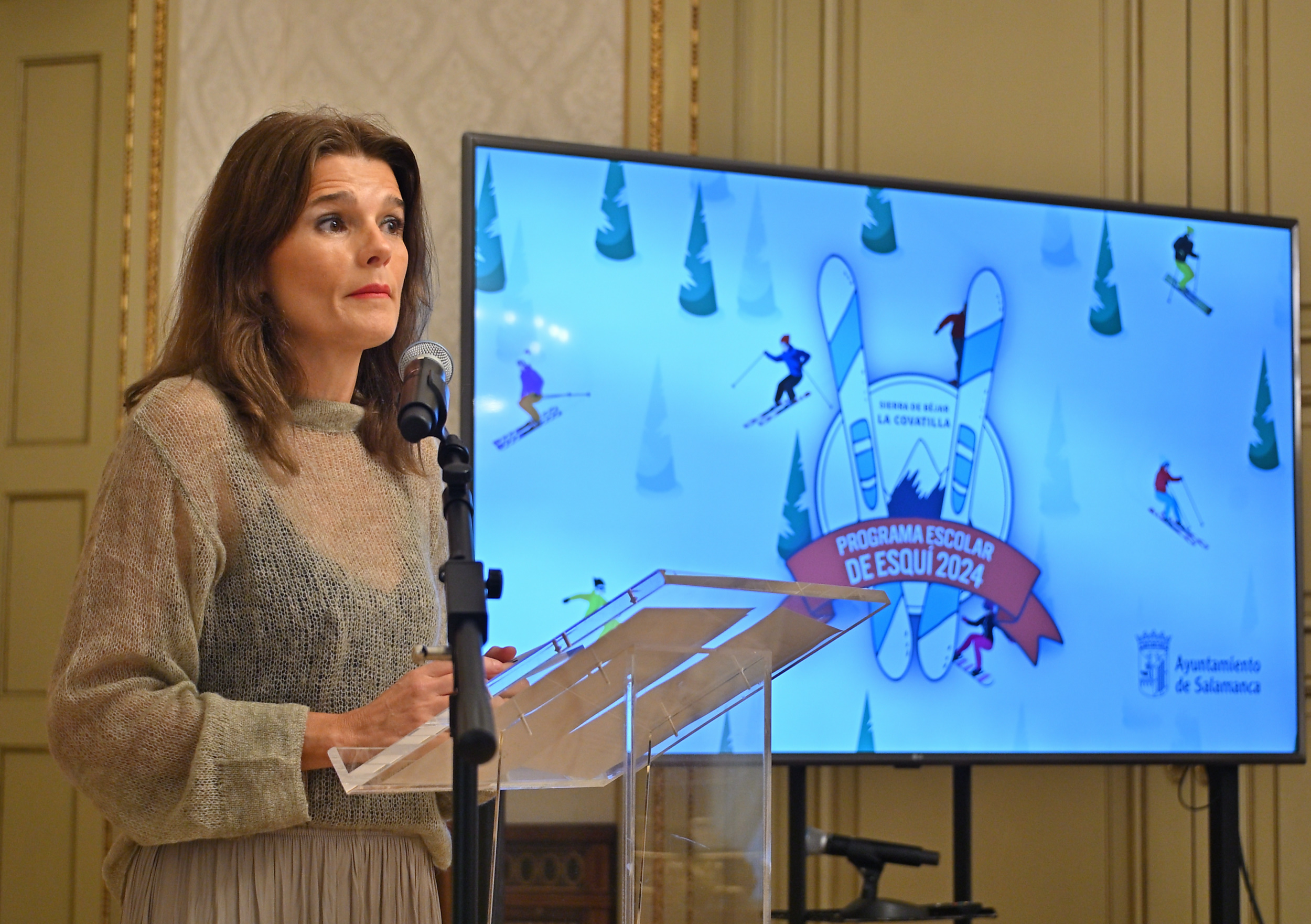 Almudena Parres presenta la nueva edicion del Programa Escolar de Esqui en La Covatilla