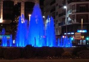 La fuente de la Puerta de Zamora  iluminada de azul
