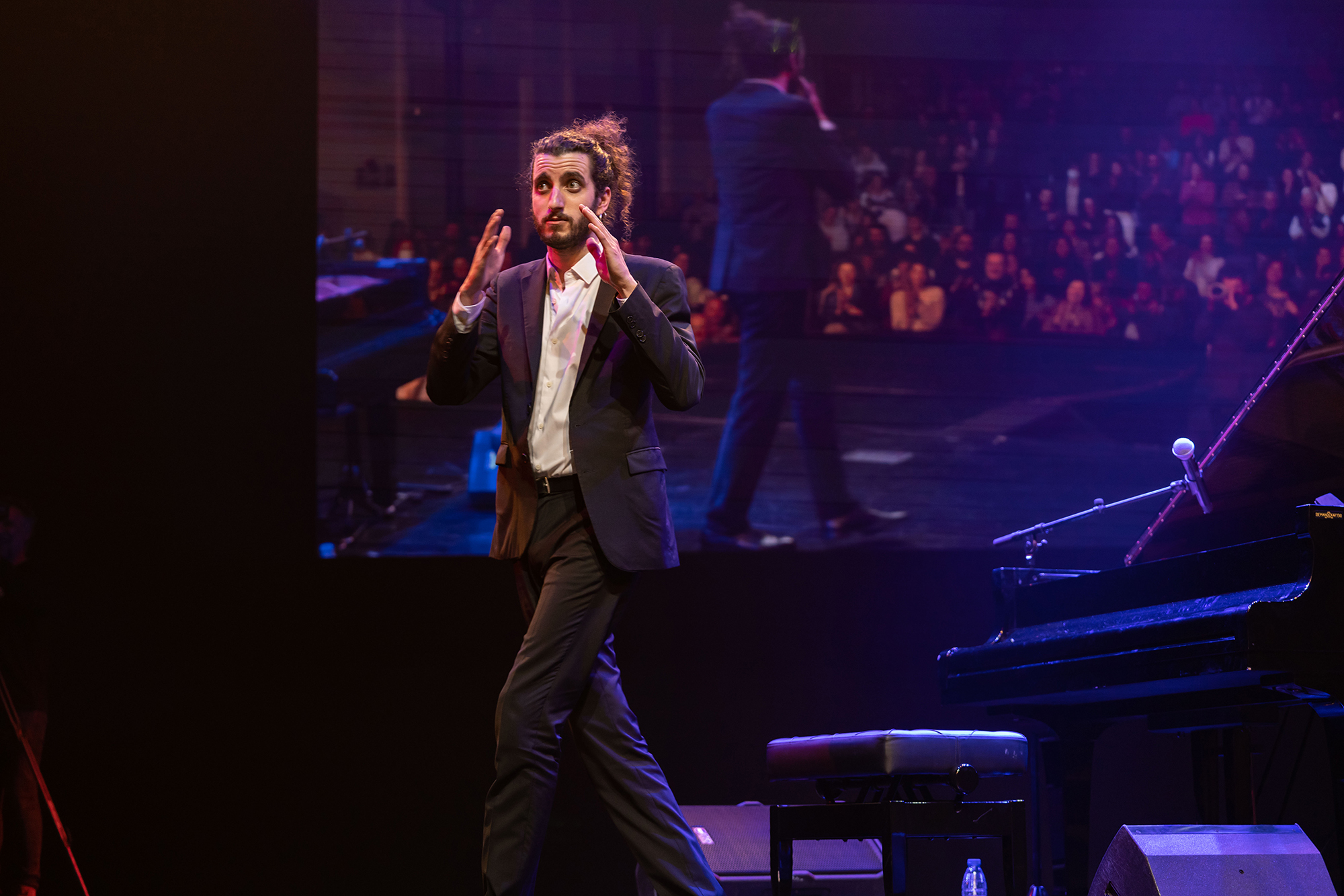 El pianista  compositor y actor Jorge Bedoya interpreta  Las Manos