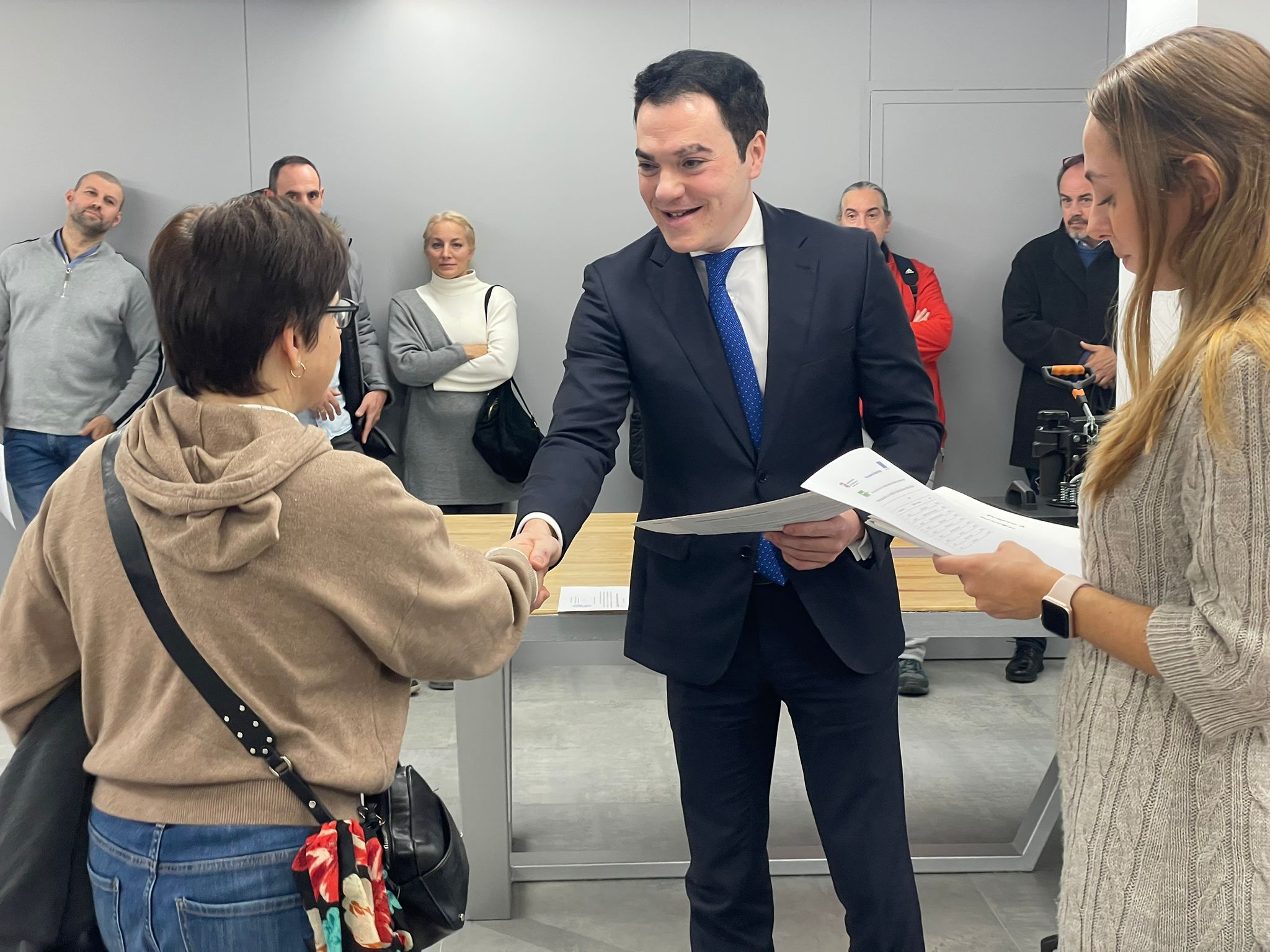 El concejal Pedro Martinez entrega uno de los diplomas