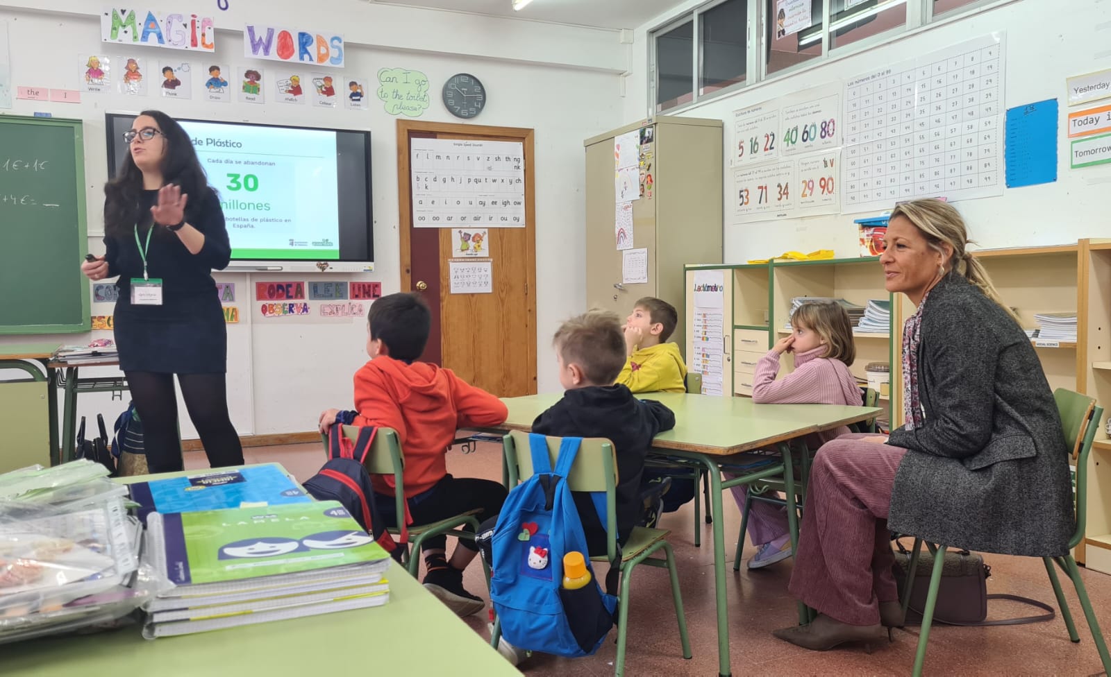Maria Jose Coca  durante una visita a los alumnos de primer curso de Primaria del Colegio San Mateo