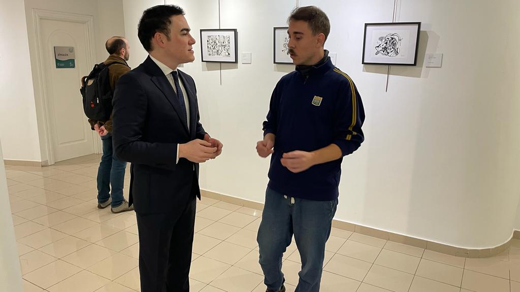 El concejal de Juventud  izda  junto al artista salmantino David Vicente Sanchez