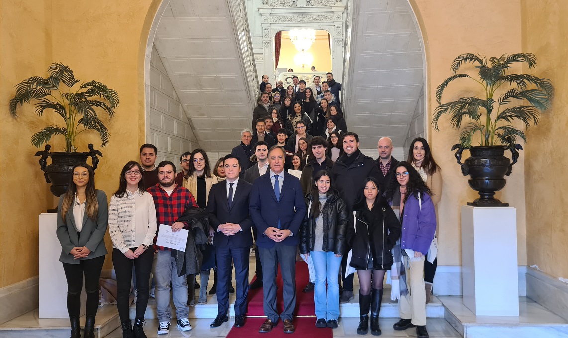 El alcalde junto a todas las personas participantes en Formacion a la Carta