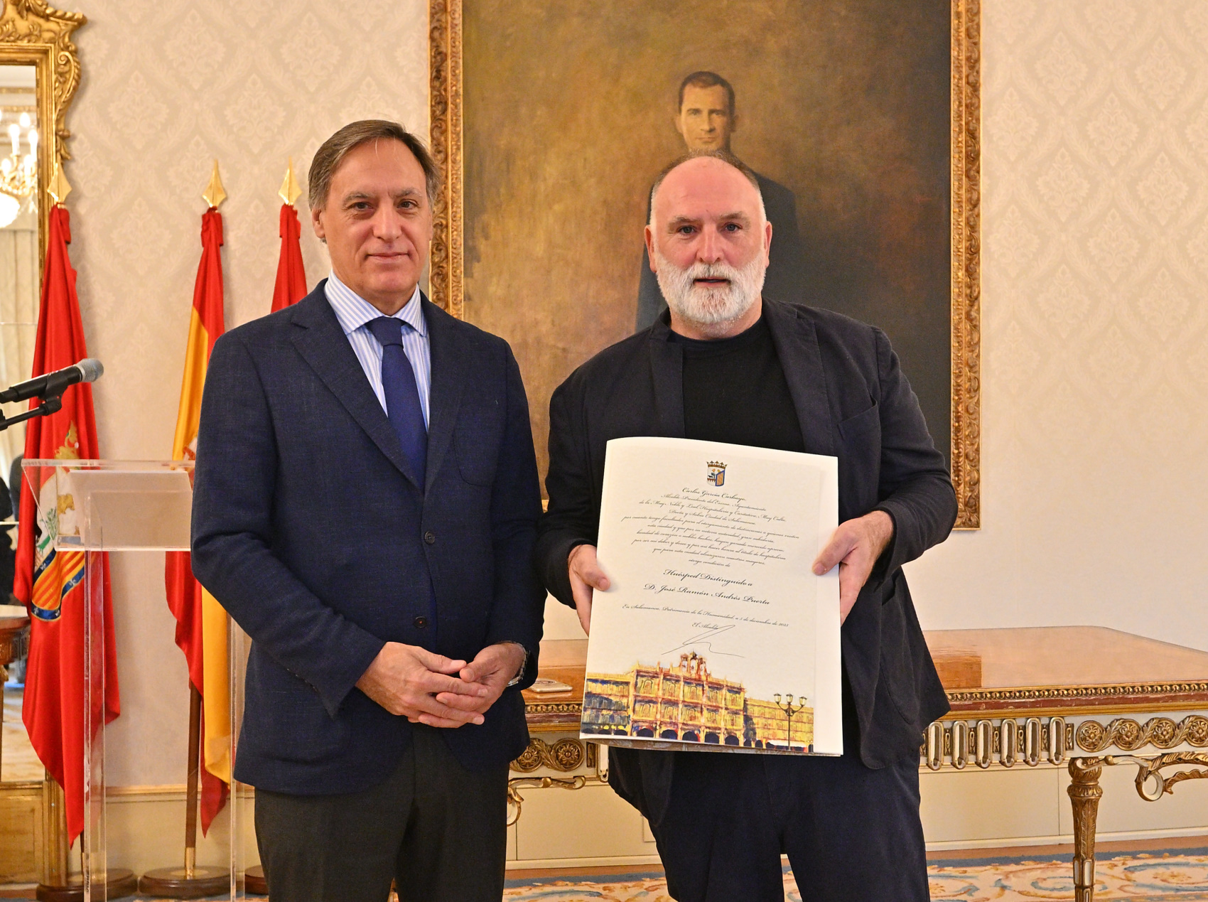 El alcalde de Salamanca entrega el titulo de Huesped Distinguido al chef Jose Andres