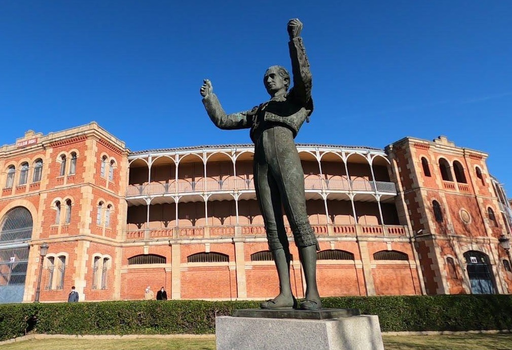 Escultura de Julio Robles junto a La Glorieta