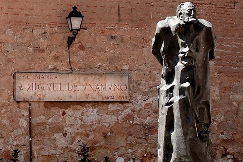 Escultura de Miguel de Unamuno en la calle Bordadores
