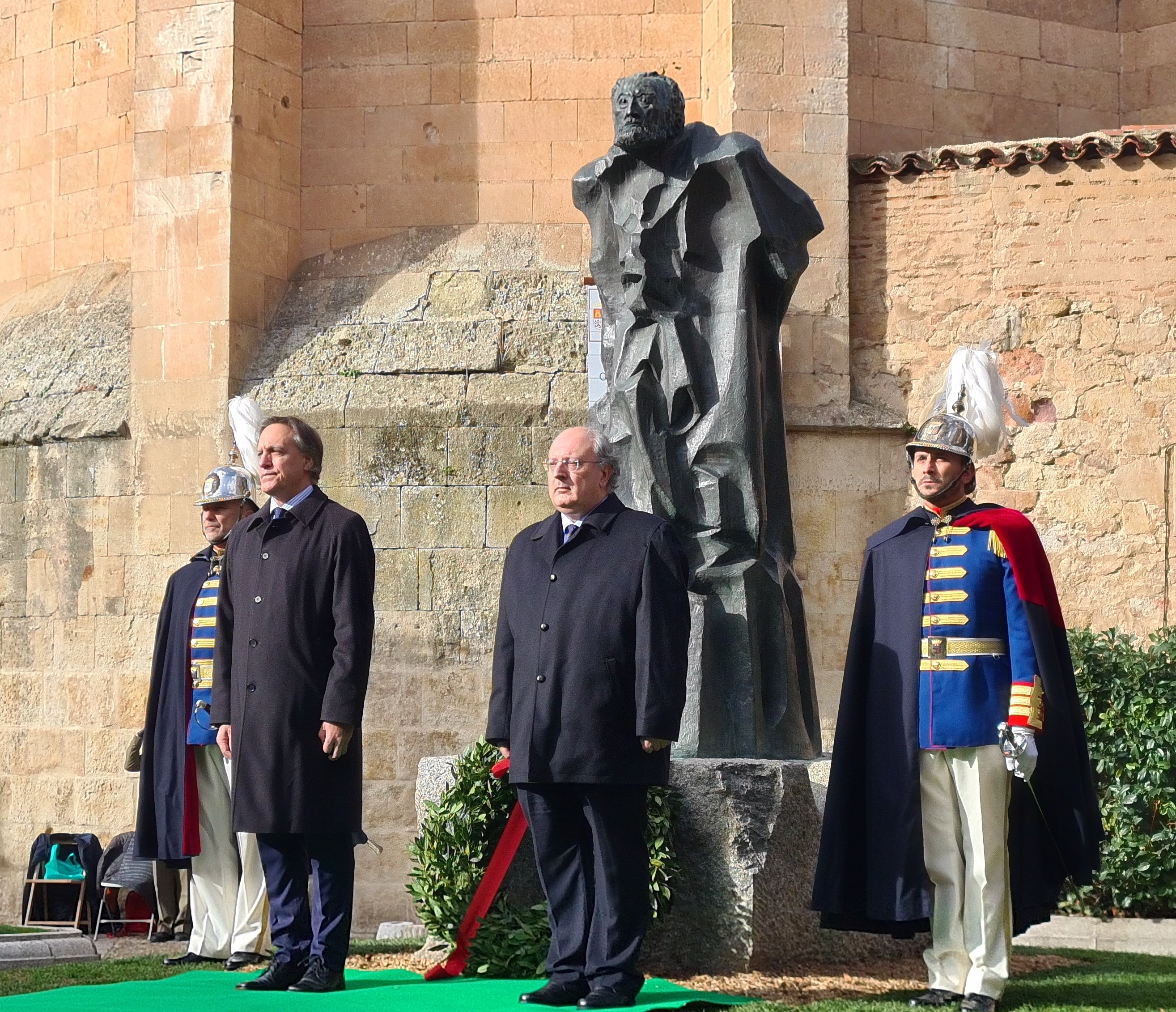 Carlos Garcia Carbayo y Enrique Cabero durante la ofrenda floral