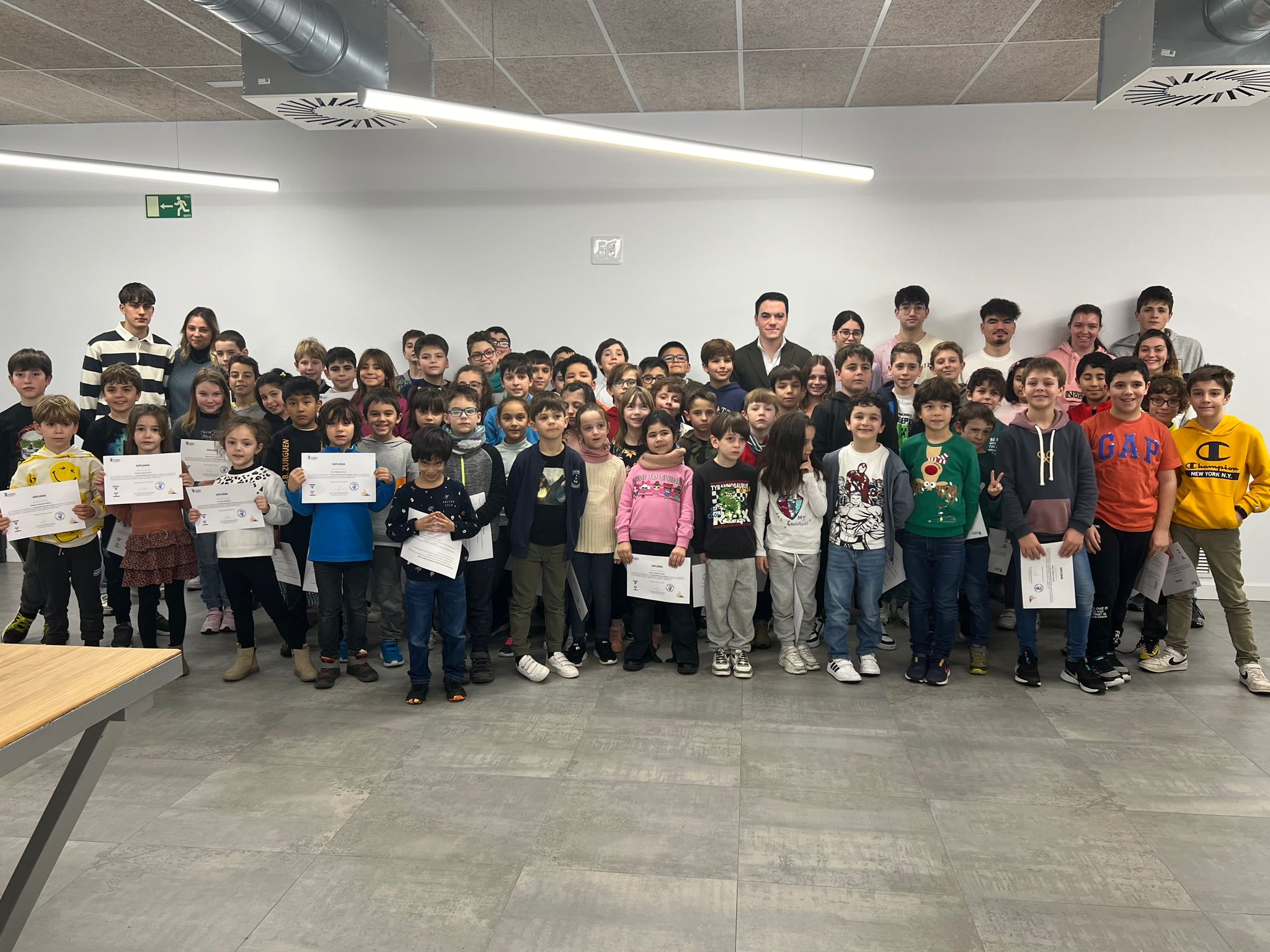Entrega de diplomas a los participantes del campus navideno en el Centro TORMES