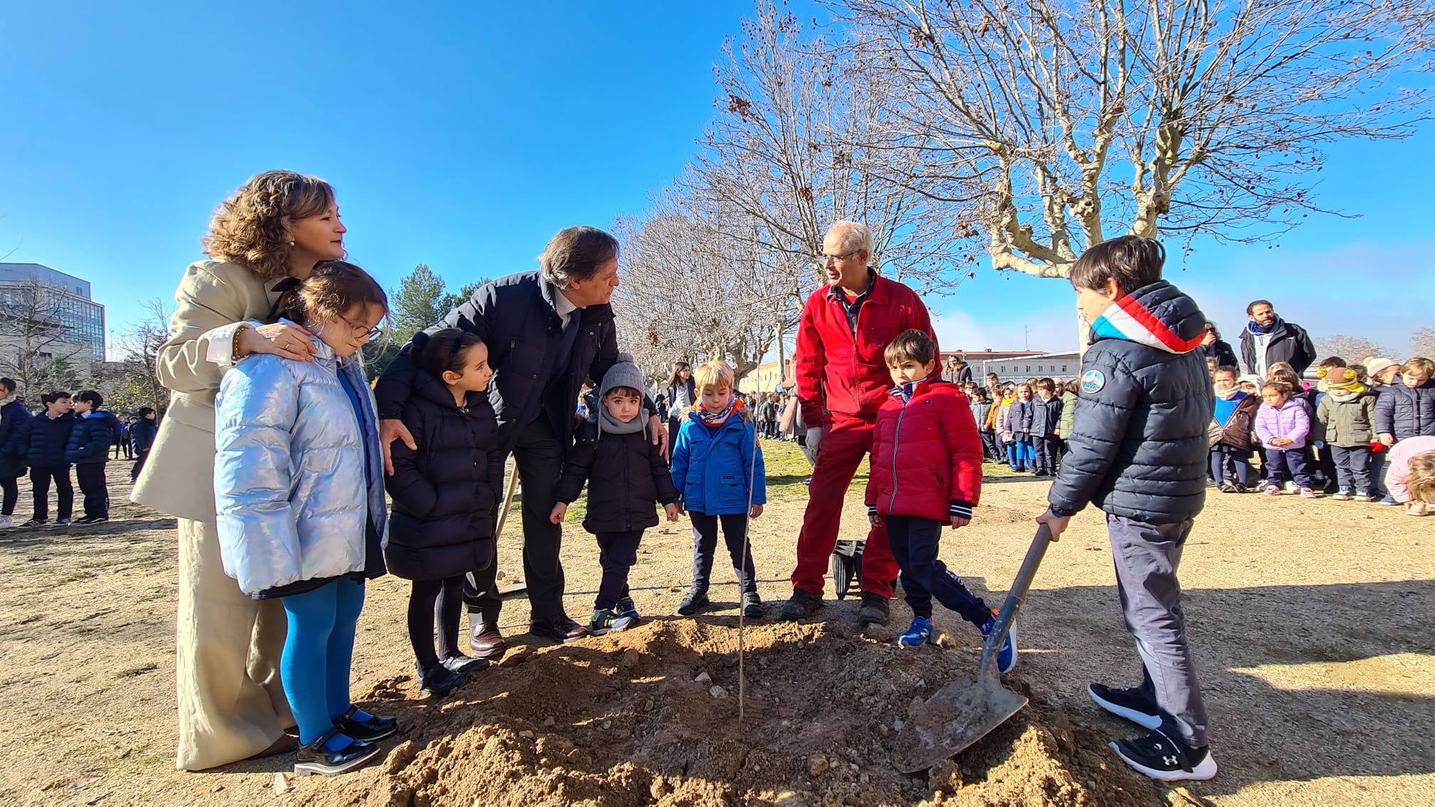 Garcia Carbayo durante la plantacion de frutales en el patio del Colegio Marista Champagnat