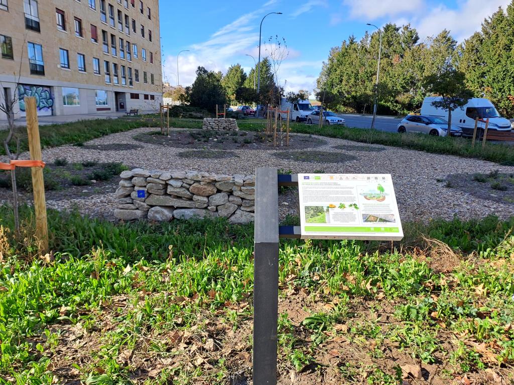 Cartel divulgativo del LIFE VIA DE LA PLATA en el Jardin de Lluvia  en Capuchinos