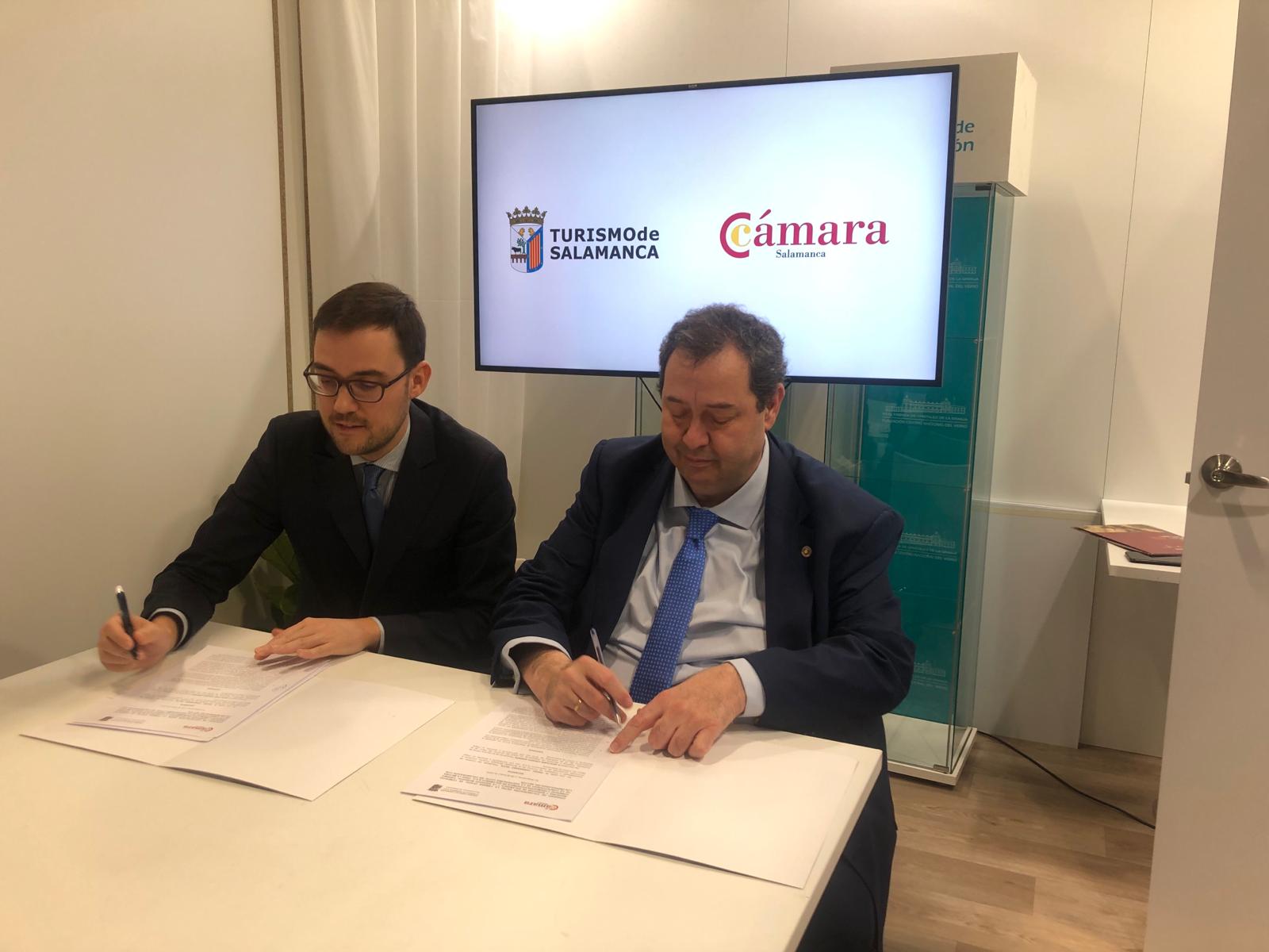 Angel Fernandes Silva y Benjamin Crespo rubrican un convenio en Fitur