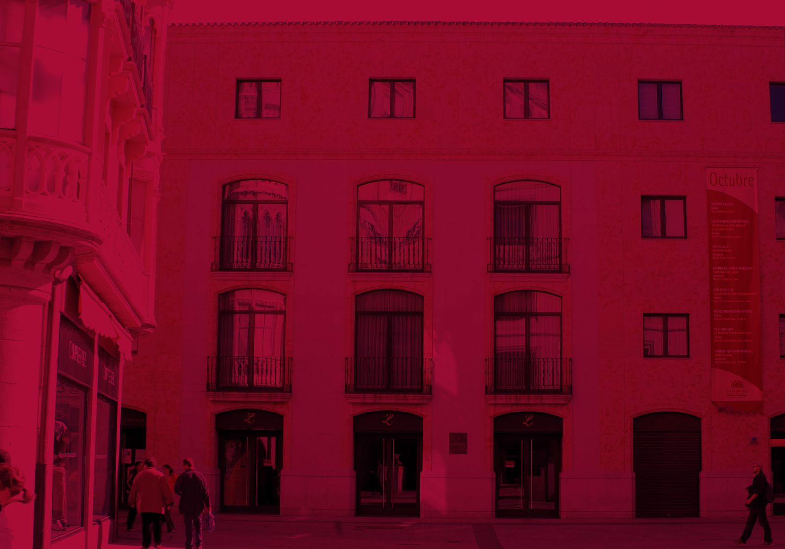 Fachada del Liceo de rojo carmesi con motivo del cumpleanos de Felipe VI