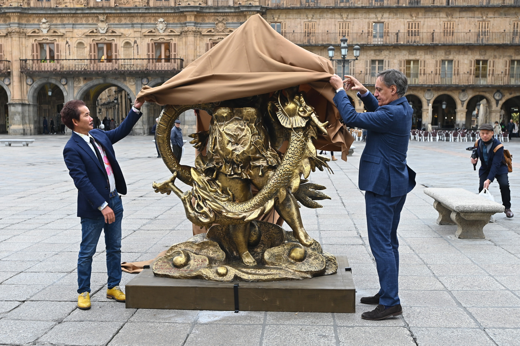Inauguracion de la escultura  Longfeng chengxiang  del artista chino Xu Hongfei