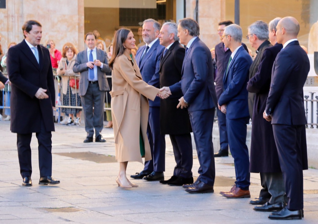 La Reina dona Letizia saluda al alcalde de Salamanca  Carlos Garcia Carbayo