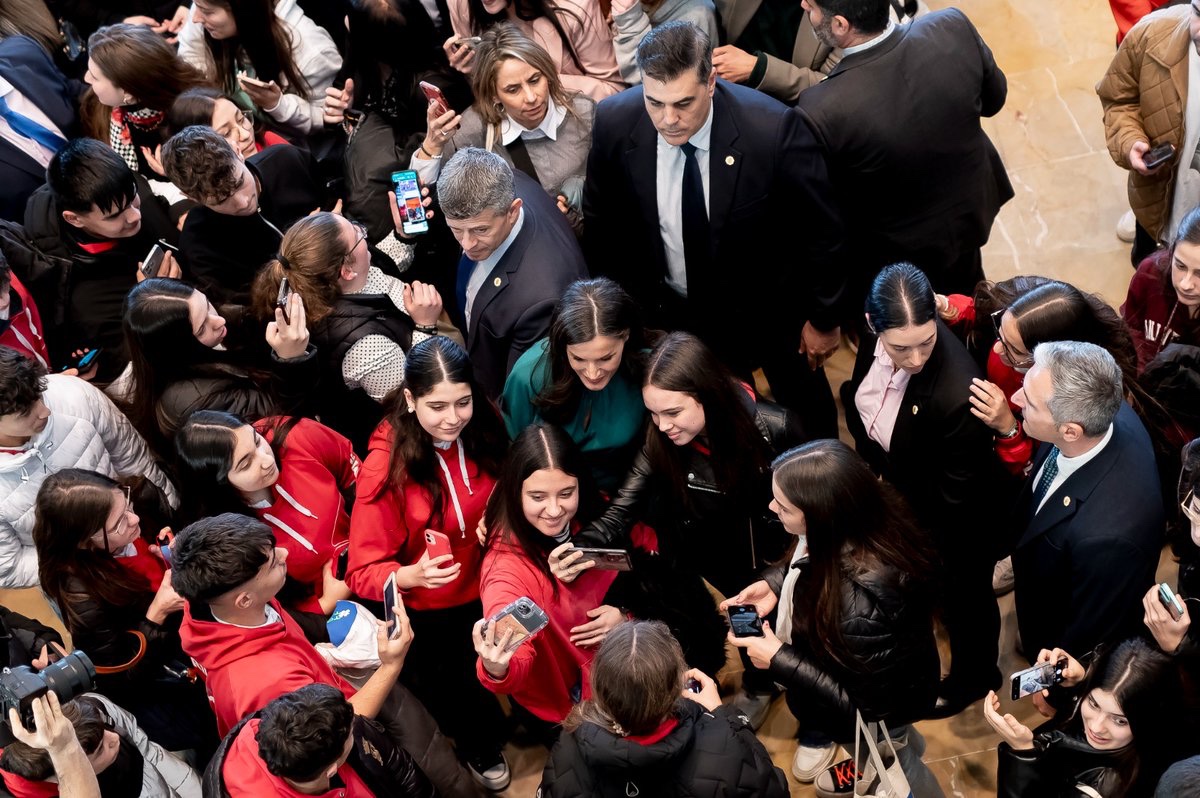 S.M. la reina con los jovenes en la jornada inaugural