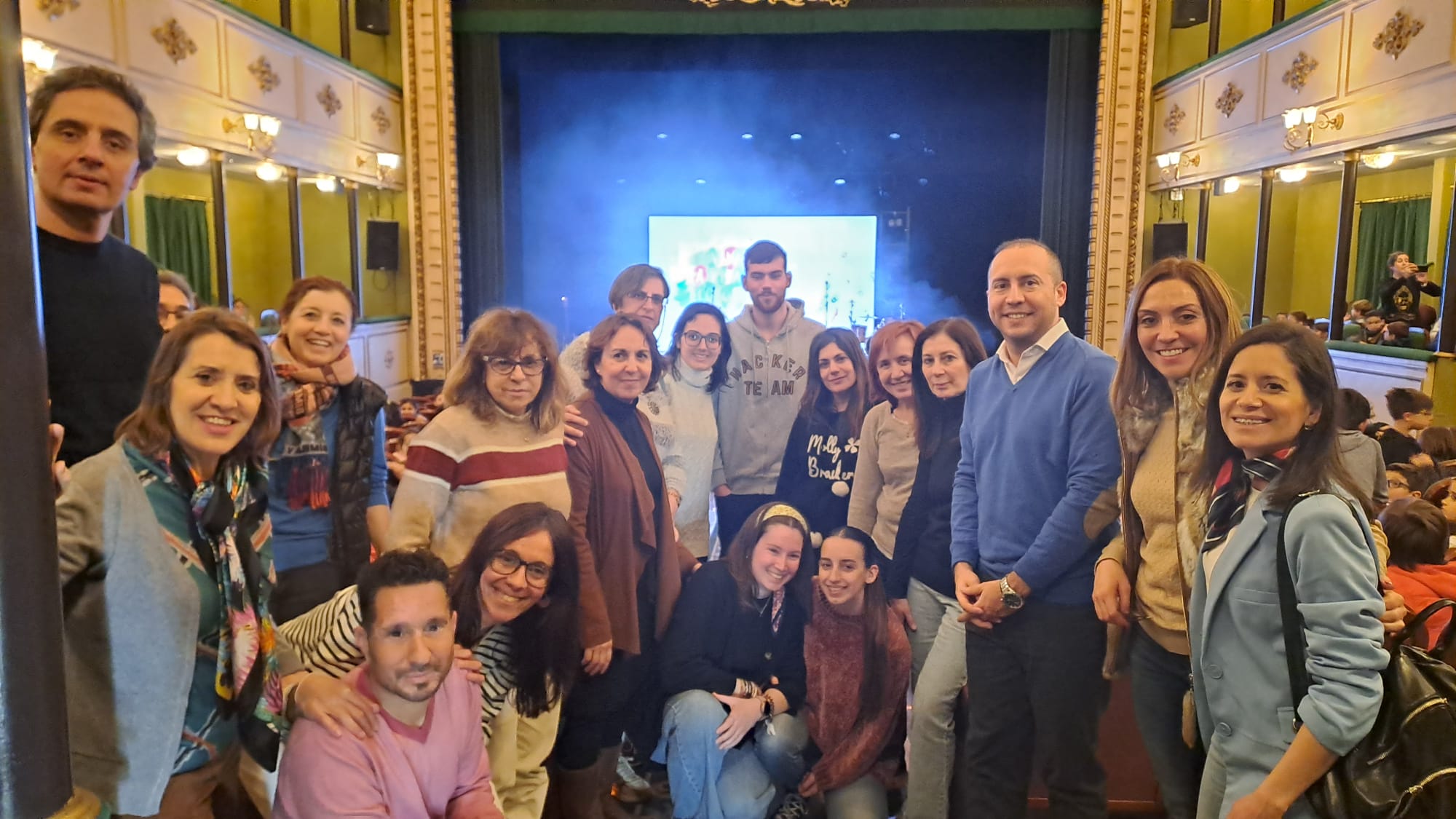 El concejal de Educacion y docentes antes del concierto