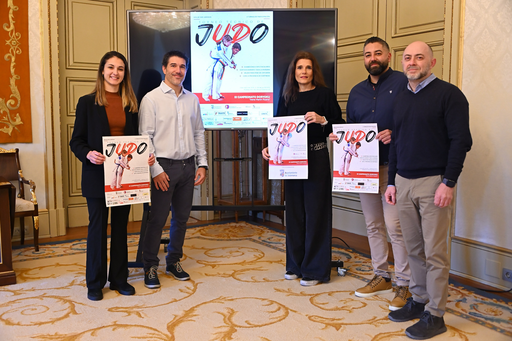 La concejala de Deportes y miembros del Judo Club Doryoku