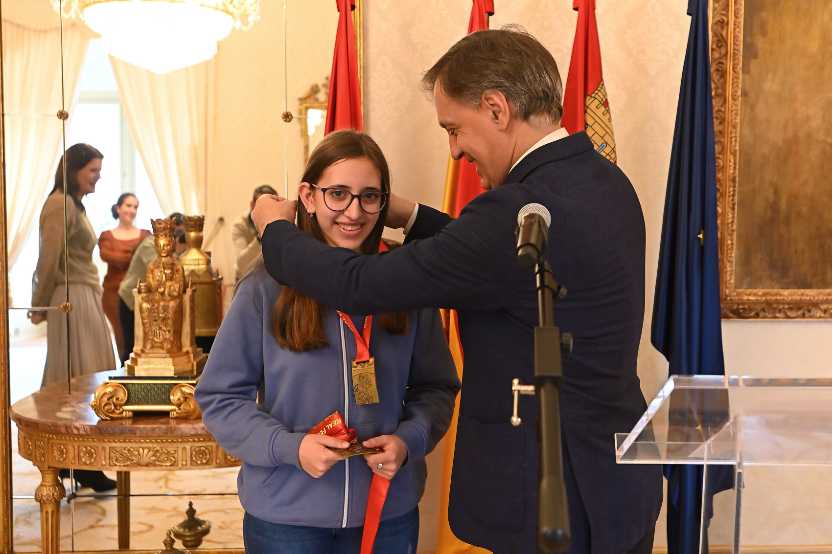 Garcia Carbayo recibe a Gloria Sanchez  Campeona de Espana de Tiro Olimpico
