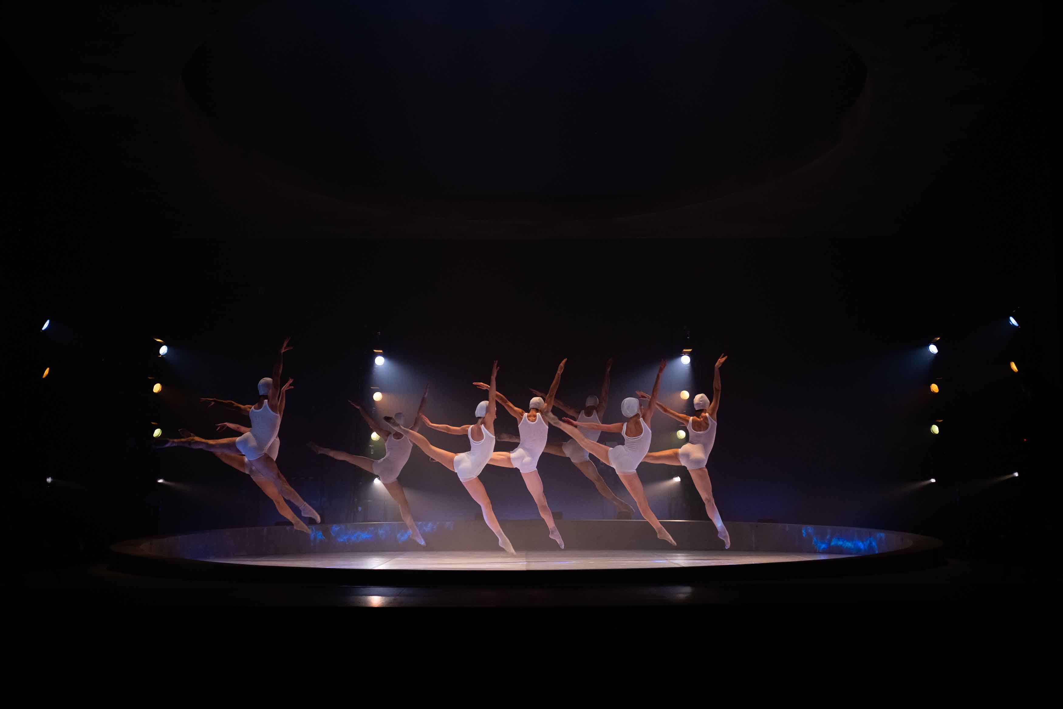 La compania de danza LaMov representa  El Lago
