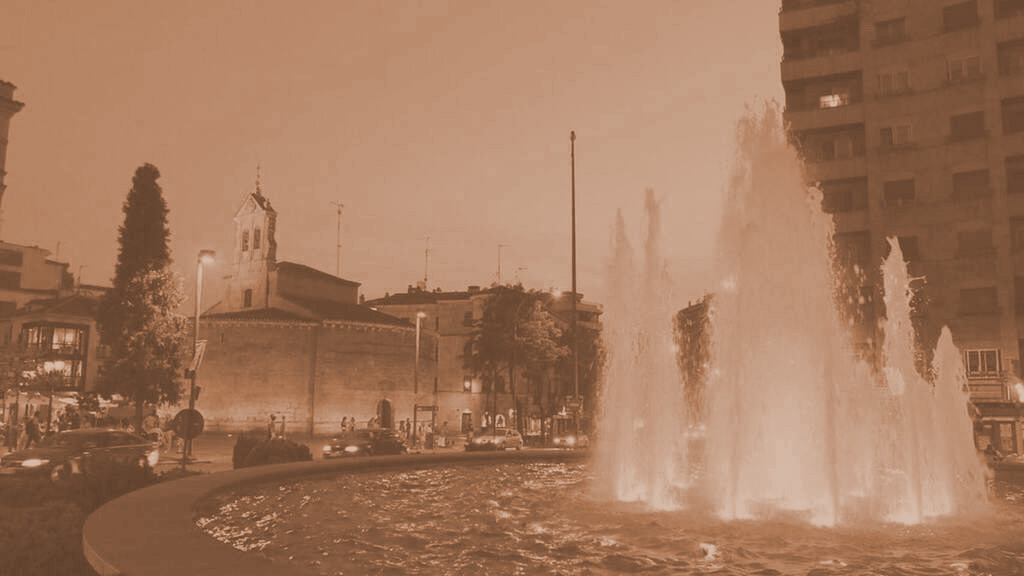 La fuente de la Puerta de Zamora de marron por el Dia Nacional del Paciente Laringectomizado