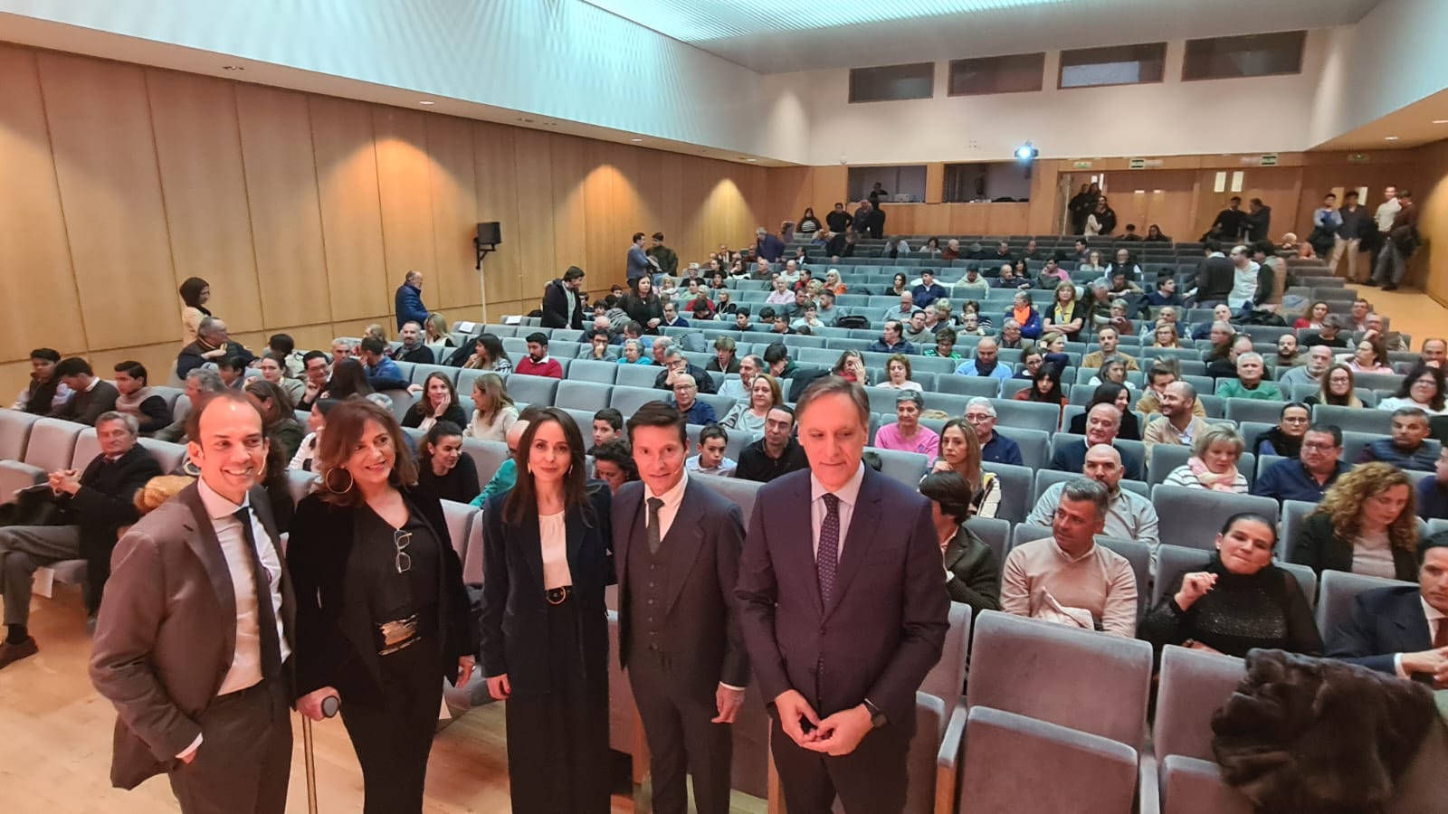 Autoridades y publico asistente en el Palacio de Congresos